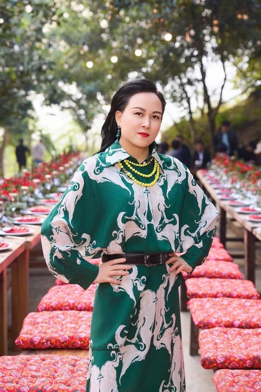 Xôn xao doanh nhân Phượng Chanel tuyên bố chỉ tìm người yêu thế hệ 7X插图3 hau-chia-tay-quach-ngoc-ngoan-dai-gia-phuong-chanel-tuyen-bo-chi-tim-nguoi-yeu-the-he-7x-2-1786001663.jpg