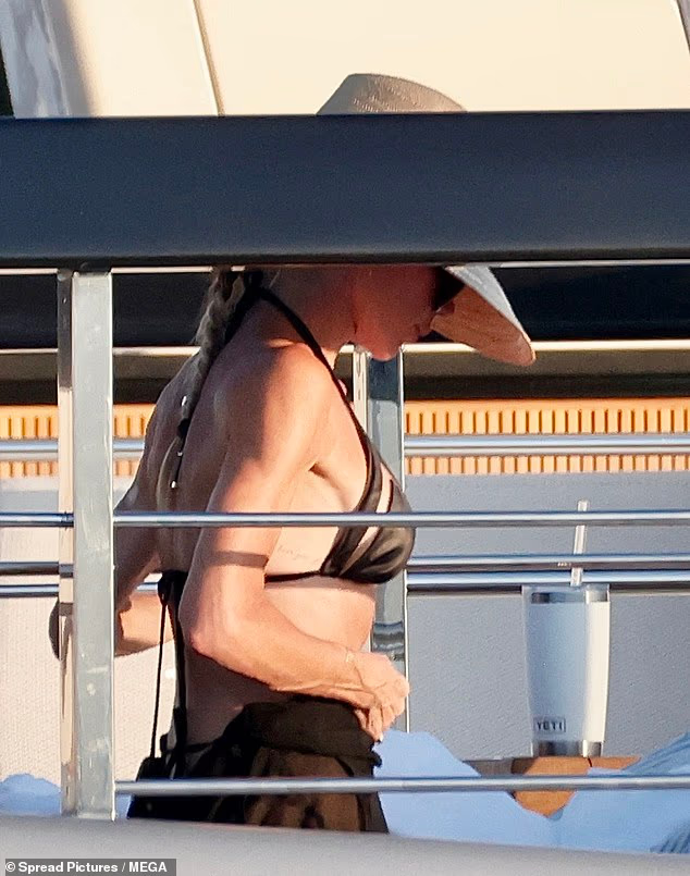 Victoria Beckham khoe body nóng bỏng tuổi 52 trên du thuyền 500 tỷ cùng David Beckham插图2 image 5