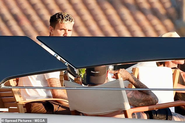 Victoria Beckham khoe body nóng bỏng tuổi 52 trên du thuyền 500 tỷ cùng David Beckham插图5 image 4