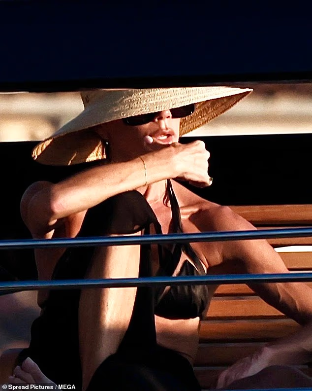 Victoria Beckham khoe body nóng bỏng tuổi 52 trên du thuyền 500 tỷ cùng David Beckham插图1 image 3