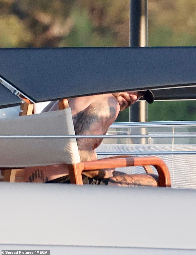 Victoria Beckham khoe body nóng bỏng tuổi 52 trên du thuyền 500 tỷ cùng David Beckham插图4 image 6