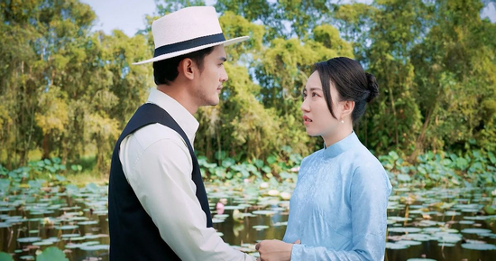 Bị bắt gặp giữa chốn đông người, cặp sao truyền hình khiến dân mạng đồng loạt 