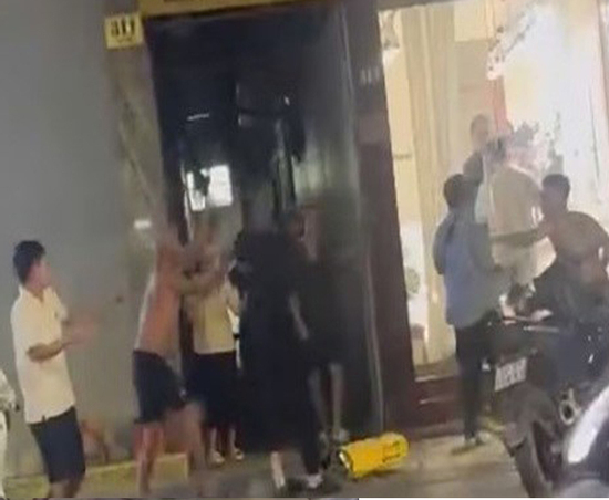 Hà Nội: Tạm giữ nhóm người ẩu đả, chém người trên phố Huế