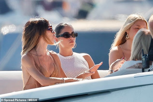 Tiểu thư Harper Beckham khoe visual xinh đẹp, thanh xuân mơn mởn trên du thuyền triệu đô, đọ sắc cùng mẹ插图6 image 6