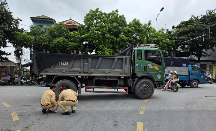 Lực lượng chức năng khám nghiệm hiện trường sau vụ TNGT làm một phụ nữ thiệt mạng.