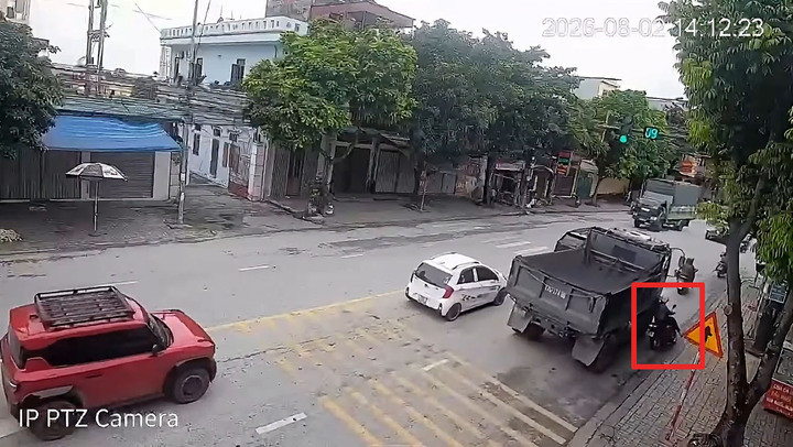 Xe tải phóng nhanh vào làn đường hỗn hợp, va chạm với xe máy đang đi phía trước, khiến người phụ nữ chết tại chỗ. (Ảnh cắt từ clip)