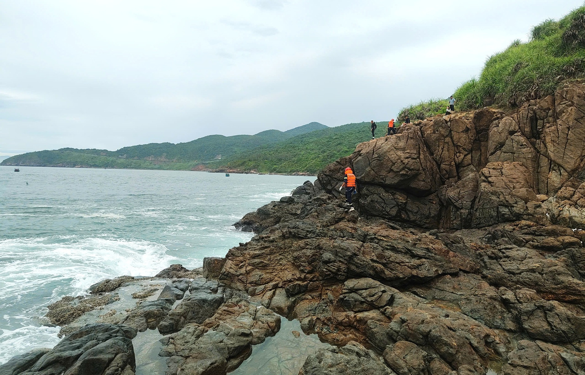 Vụ 4 người bị sóng cuốn ở Sơn Trà: Khẩn trương tìm 2 cô gái mất tích插图2 1786180275771_8597300885733090772_8597300885733090772_8617078e4f6c182bea41b2c124eb51d5.jpg