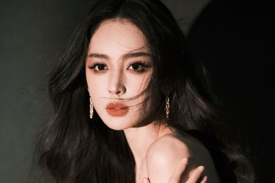 Nữ diễn viên 34 tuổi đang khiến khán giả mê mẩn là ai?