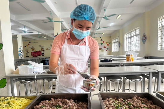 2 ngày liền cơm bán trú giao muộn, trường ở Hà Nội lắp bếp ngay trong đêm