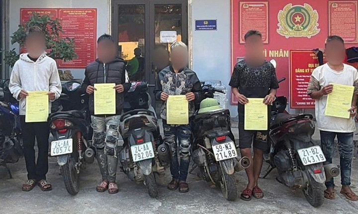 Lực lượng chức năng lập hồ sơ xử lý vi phạm, tạm giữ các phương tiện liên quan.
