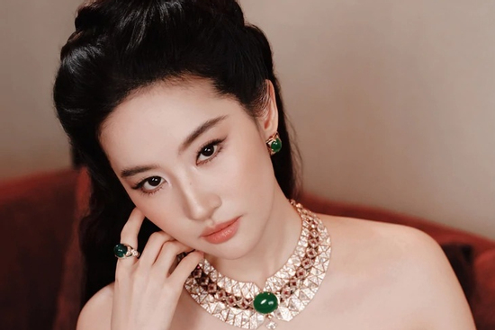 Lưu Diệc Phi: Từ chỉnh ảnh quá đà đến 'vụ' cắt hình Hồ Ngọc Hà khỏi ảnh chụp chung