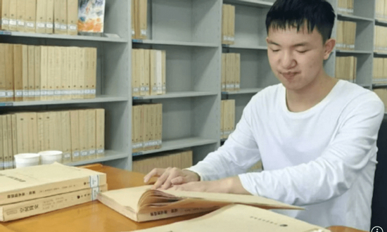 Cậu bé bị mất thị lực trở thành thủ khoa Đại học