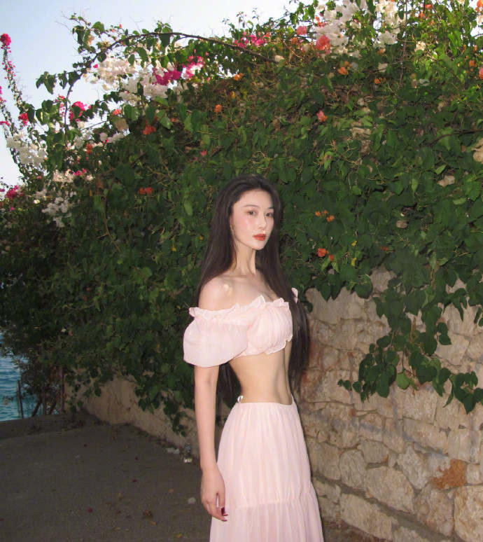 Vòng eo A4 nhỏ xíu đến khó tin của Trương Hinh Dư. tạo cảm giác rất thanh thoát. Dù theo đuổi tiêu chuẩn mình hạc xương mại, song minh tinh Cbiz không để mình gầy đét, duy trì vóc dáng cân đối để vai, eo và hông sở hữu tỷ lệ hài hòa, có đường cong quyến rũ khiến ai nhìn cũng mê. Ảnh: Weibo.