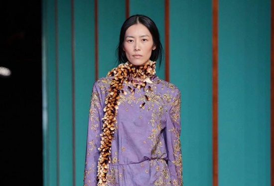 Bạn gái Tỉnh Bách Nhiên mở màn New York Fashion Week, siêu mẫu hàng đầu Trung Quốc đúng là không đùa được!