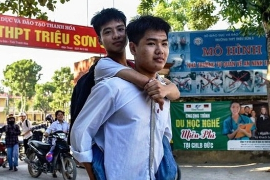 Nam sinh cõng bạn đi học 10 năm vừa trúng tuyển bác sĩ nội trú ĐH Y Hà Nội