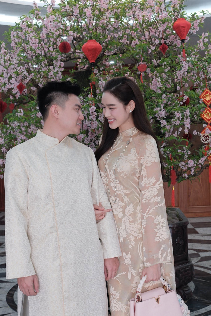 Khoảnh khắc đời thường của Hoa hậu Đỗ Thị Hà bên chồng.