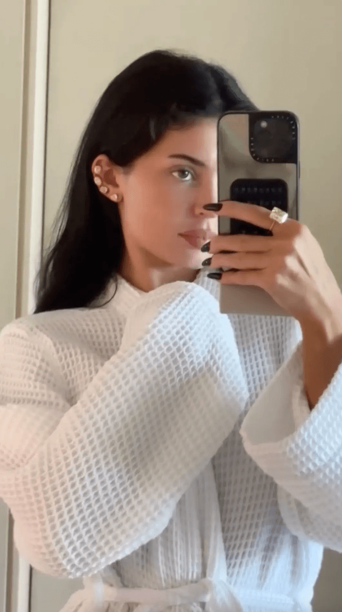 Người mẫu Kylie Jenner khoe bộ trang sức có giá trị khủng