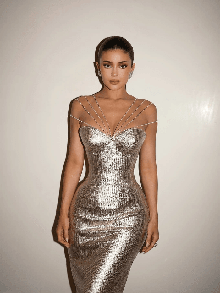 Kylie Jenner gây chú ý với khuyên tai kim cương dáng đặc biệt