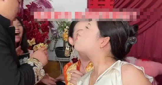 Phù dâu đòi cưỡng hôn chú rể ngay trước mặt tân nương, MXH phẫn nộ đòi tìm danh tính