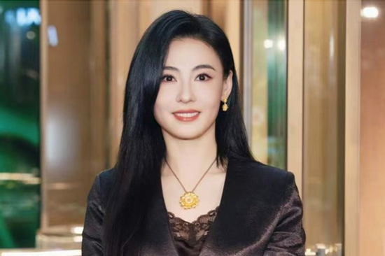 Trương Bá Chi khoe khoảnh khắc bên con trai út, vóc dáng tuổi 46 gây chú ý