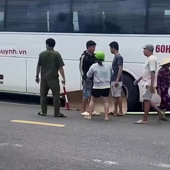 Xe khách chạy lùi cán tử vong nam sinh lớp 6 đang đạp xe đến trường: Camera ghi lại khoảnh khắc đau lòng