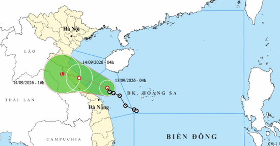 Áp thấp nhiệt đới áp sát đất liền, mưa lớn dồn dập từ Trung Bộ ra miền Bắc