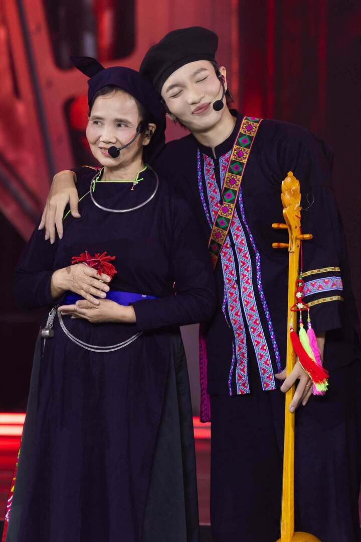 Hoàng Dũng và mẹ trên sân khấu.