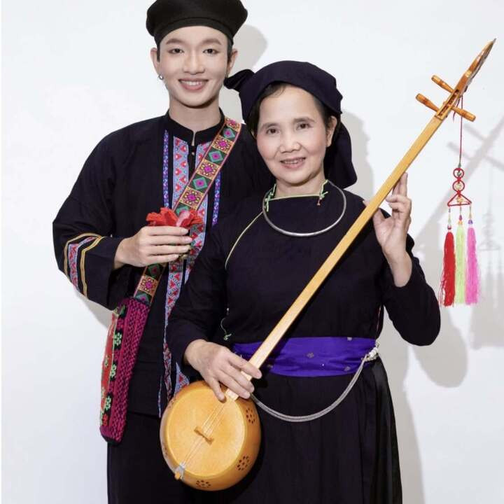 Mẹ của Hoàng Dũng là PGS.TS Hoàng Thị Chiên, cựu giảng viên khoa Hoá học, Trường Đại học Sư phạm Thái Nguyên, cũng là nghệ nhân hát Then.