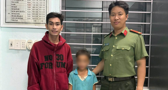 Bé trai 13 tuổi đi bộ hơn 100km tìm mẹ, được phát hiện một mình giữa trời mưa