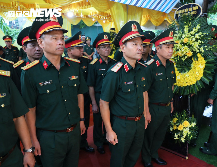 Đoàn viếng của Quân khu 3 do Trung tướng Lương Văn Kiểm, Tư lệnh Quân khu dẫn đầu. (Ảnh: Khánh Linh)