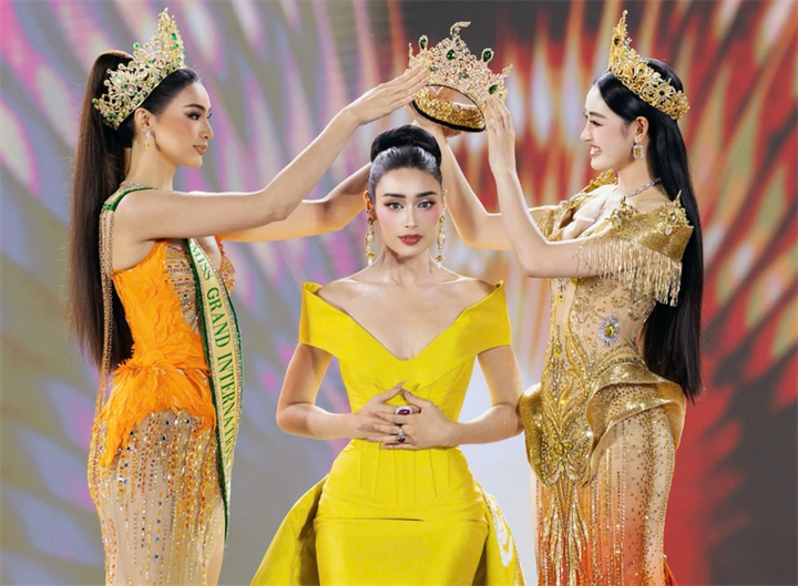 Giây phút đăng quang Miss Grand Vietnam 2026 của Emoura Phạm. Ảnh: KIẾNG CẬN STUDIO/Tuổi Trẻ