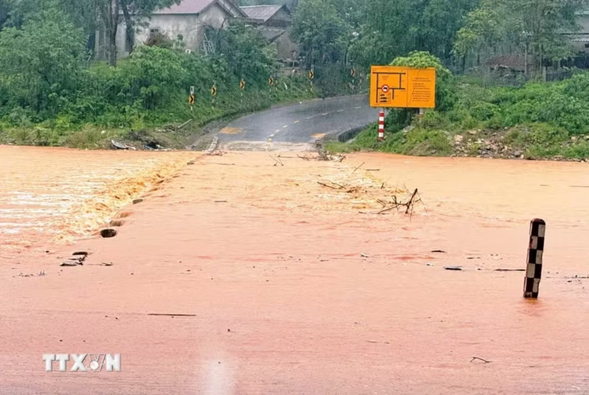 Mưa lũ bủa vây Quảng Trị, người dân tất tả