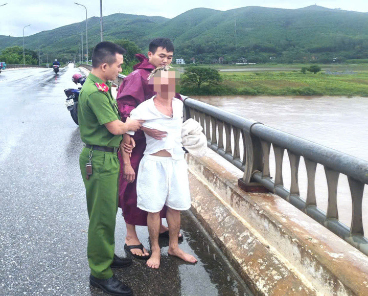 Đại uý Bùi Đăng Liêm khống chế thành công nam thanh niên