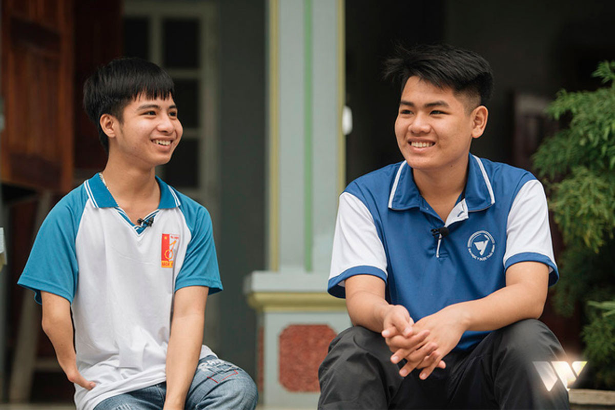 Không còn là hai cậu học trò ngày ngày cùng nhau trên con đường đến lớp, đôi bạn năm nào đã trưởng thành và đi trên những con đường riêng.