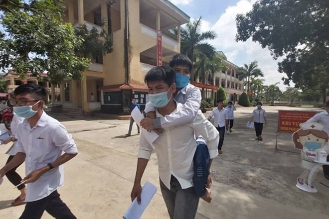 Nam sinh Thanh Hóa 10 năm cõng bạn đến trường: Sau 6 năm, tình bạn đẹp nhận về cái kết khiến nhiều người xúc động