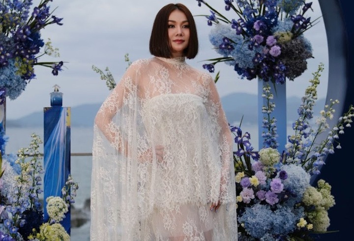Xuất hiện với trang phục xuyên thấu phủ chất liệu ren hoa văn, người đẹp nhận về “cơn mưa lời khen” nhờ diện mạo trẻ trung, quyến rũ.