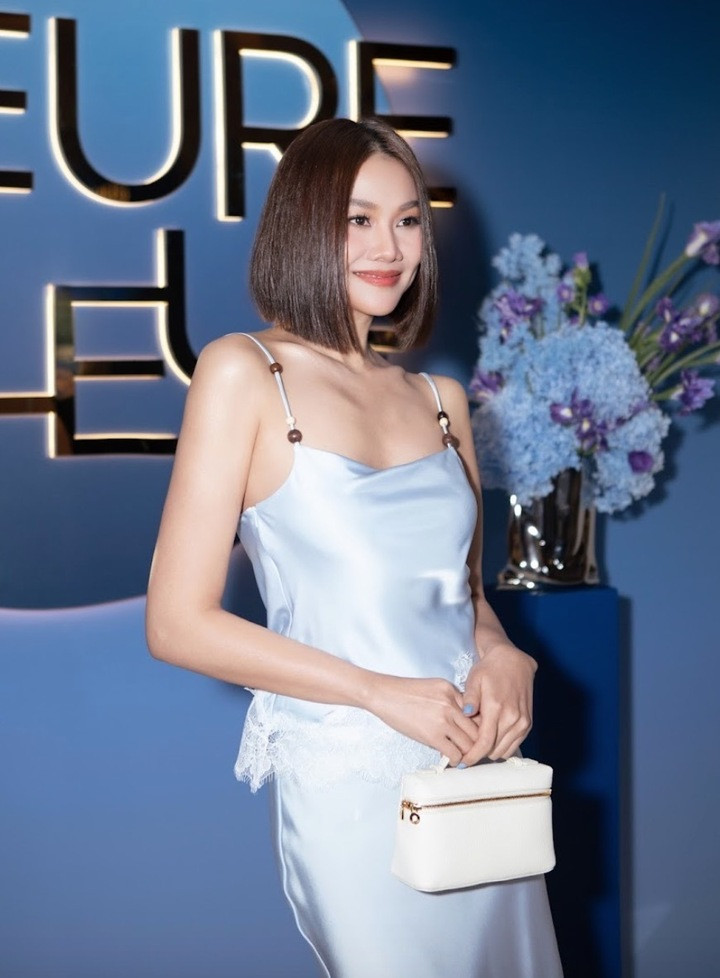 Ở tuổi ngoài 40, cô vẫn được đánh giá là nữ siêu mẫu hàng đầu showbiz Việt sau nhiều năm miệt mài với nghệ thuật.