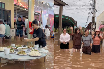 Đám cưới ngày ngập lụt ở Quảng Trị, quan khách xắn quần lội nước ăn cỗ