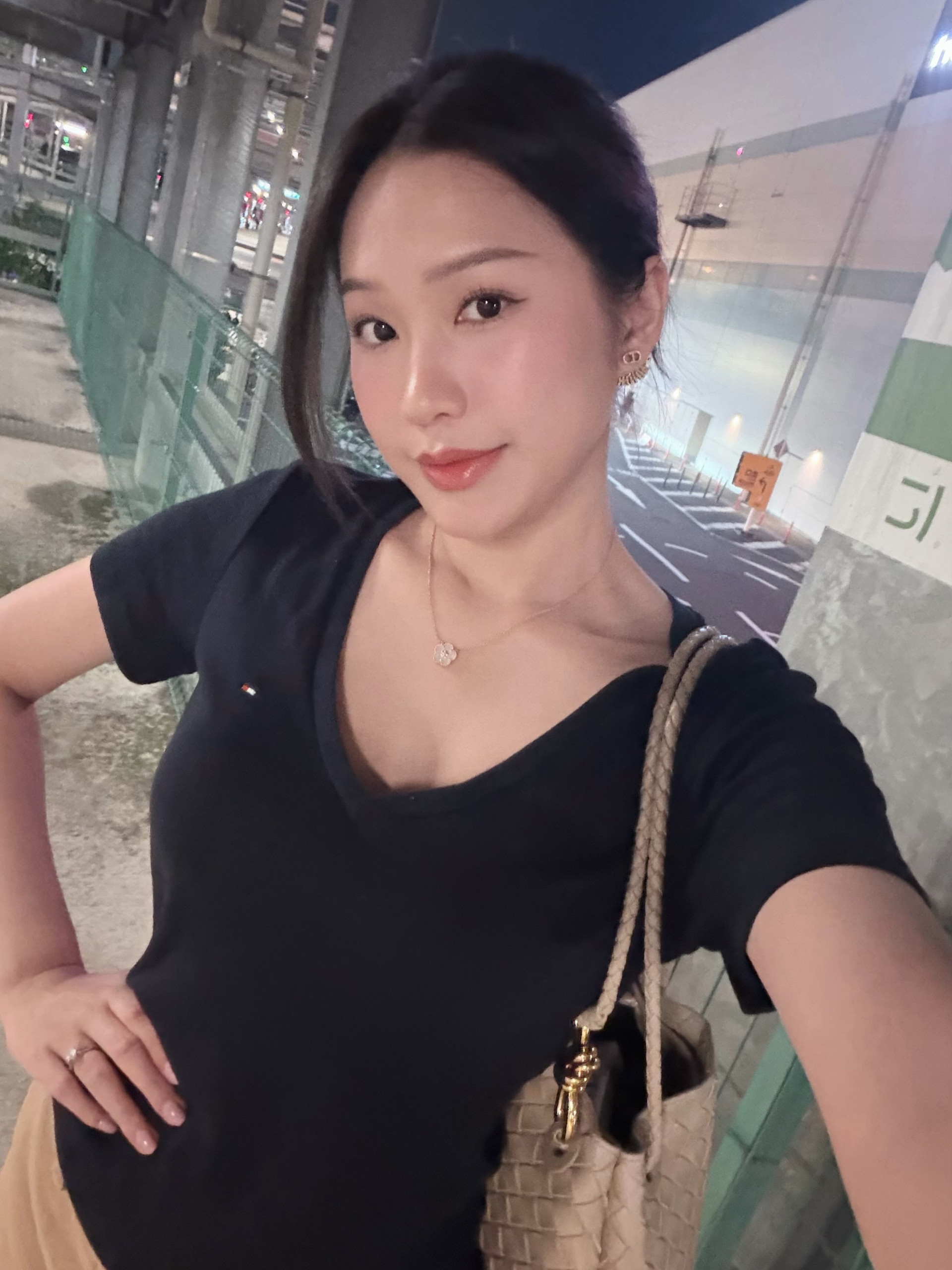 Doãn Hải My khoe đôi chân dài nuột nà khi sang Nhật Bản cổ vũ Văn Hậu thi đấu