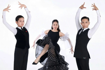Khánh Thi khoe con trai 11 tuổi cao hơn mẹ, gương mặt cực điện ảnh