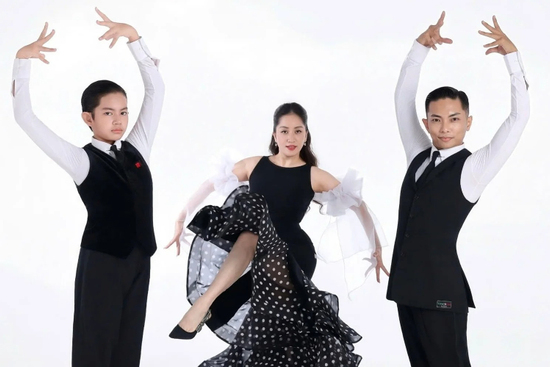 Khánh Thi khoe con trai 11 tuổi cao hơn mẹ, gương mặt cực điện ảnh