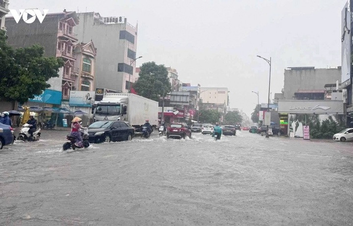 Tuyến đường trung tâm phường Từ Sơn ngập sâu. (Ảnh: FB)