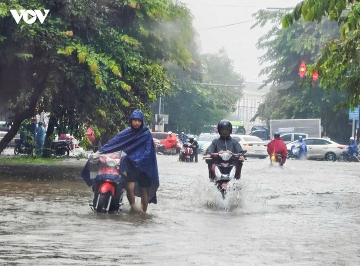 Mưa lớn cùng một lúc khiến việc di chuyển của người dân gặp nhiều khó khăn.