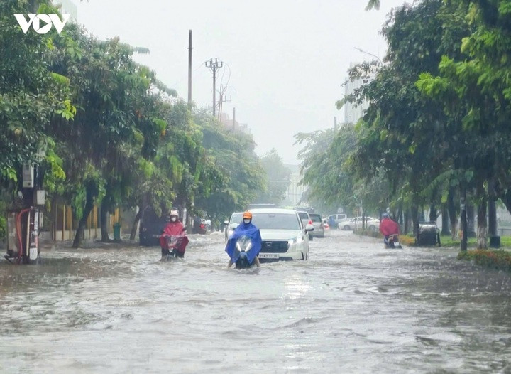 Mưa lớn khiến nhiều tuyến đường tại phường Từ Sơn bị ngập sâu.