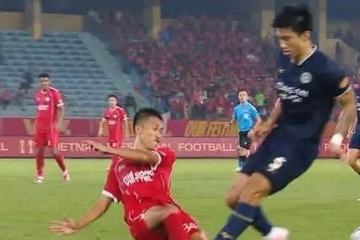 Văn Hậu đối diện án phạt sau cú đạp khiến Doãn Ngọc Tân chấn thương