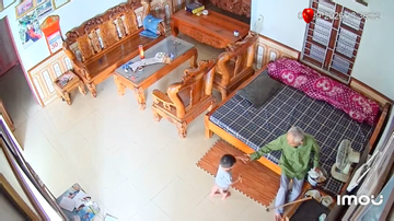 Xem cụ 103 tuổi dỗ dành chắt 3 tuổi, dân mạng nói 'họ mất 100 năm để gặp nhau'