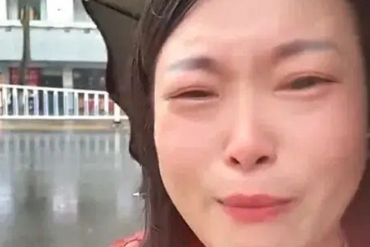 Bị chồng yêu cầu tự đi bộ đưa con đi học giữa trời mưa, người mẹ khóc lóc ầm ĩ gây tranh cãi