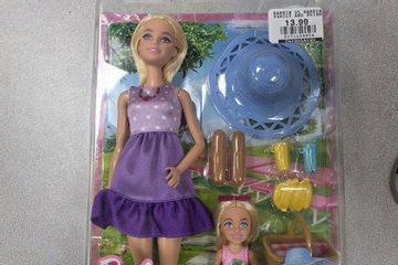 Mua búp bê về tặng con gái, phát hiện cảnh tượng kinh hãi khi mở hộp