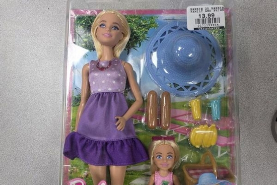 Mua búp bê về tặng con gái, phát hiện cảnh tượng kinh hãi khi mở hộp