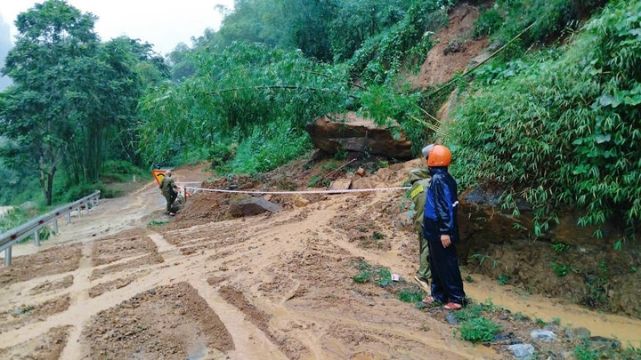 Nhiều điểm sạt lở trên các tuyến đường huyết mạch ở xã Tam Lư (Thanh Hoá) khiến giao thông tê liệt